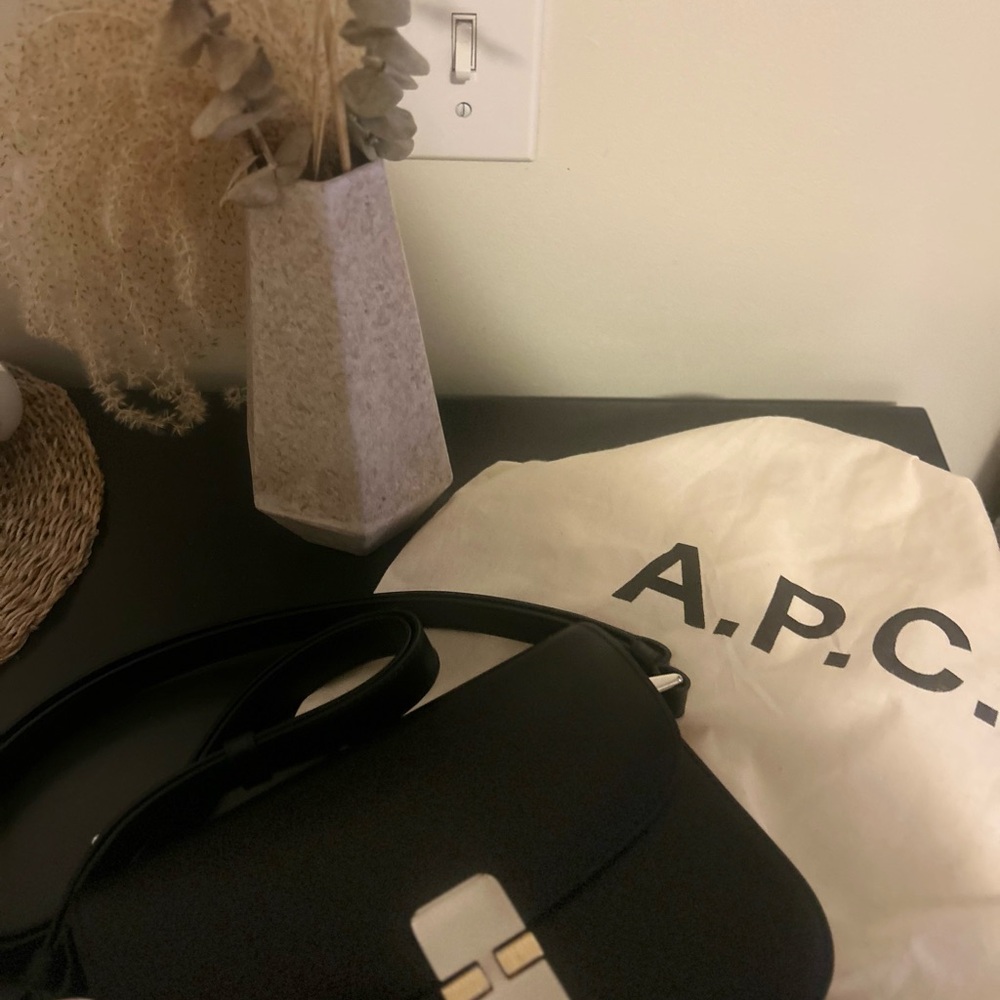 A.P.C. Black Crossbody Bag with Sleek Design - Picture 4 of 6